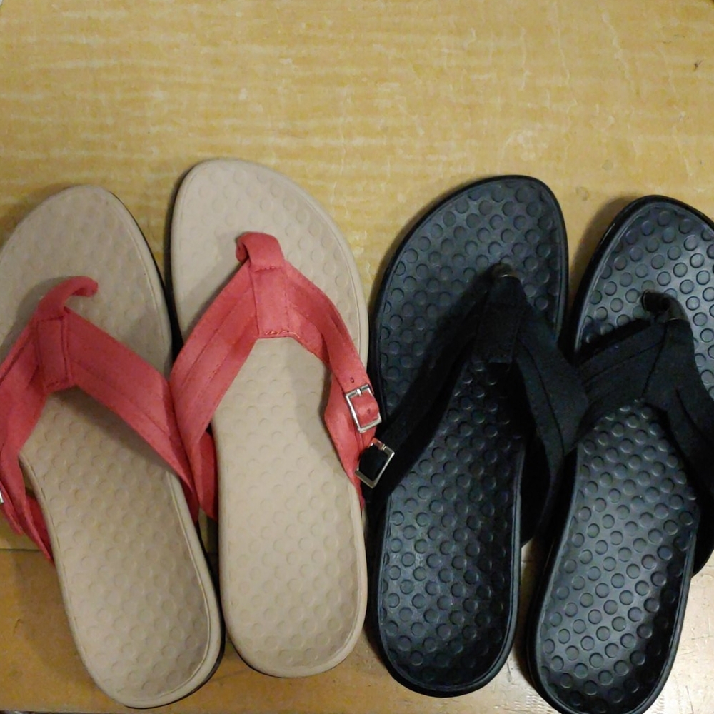 2 NEW Pairs of flip flops